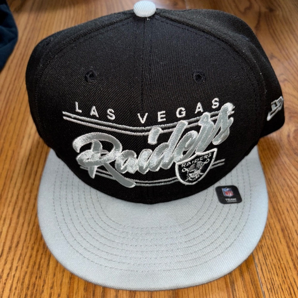 Las Vegas Raiders New Era SnapBack Hat Black and Silver NWT